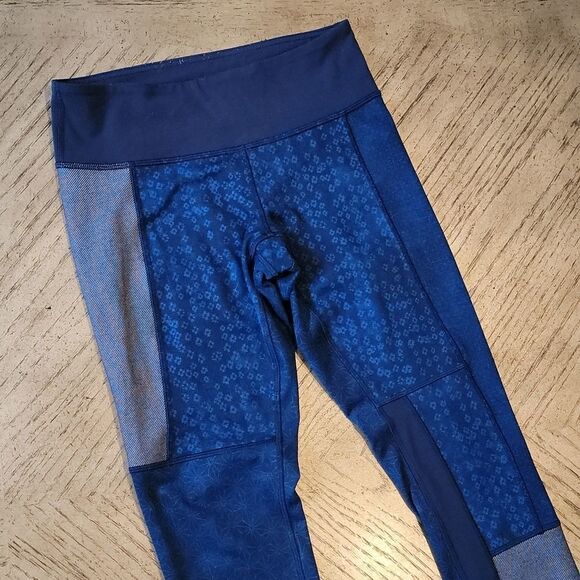 Lululemon size 6 navy leggings with floral print 💙 - Picture 9 of 10